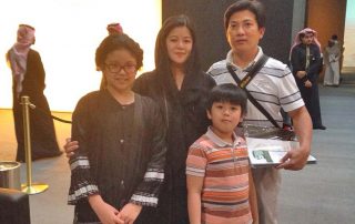 زوار أجانب يبدون إعجابهم بمعرض الملك فهد روح القيادة