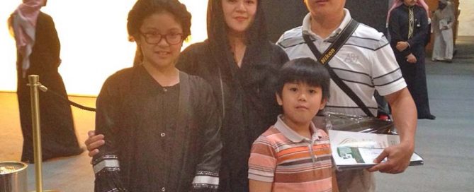 زوار أجانب يبدون إعجابهم بمعرض الملك فهد روح القيادة