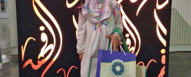 زوار المعرض يخرجون محملين بالهدايا