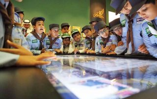 الطلاب يصافحون سيرة ومسيرة الملك فهد داخل المعرض بإنبهار