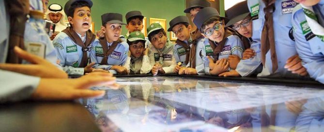 الطلاب يصافحون سيرة ومسيرة الملك فهد داخل المعرض بإنبهار