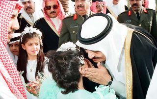 الملك فهد الأب حمل الطفولة بيديه