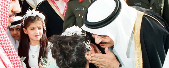 الملك فهد الأب حمل الطفولة بيديه