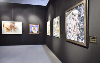بالألوان لوحات الفنانين تجسد إنجازات الملك فهد