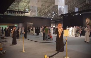 الآباء بصحبة الأبناء في زوايا المعرض يروون قصة الفهد