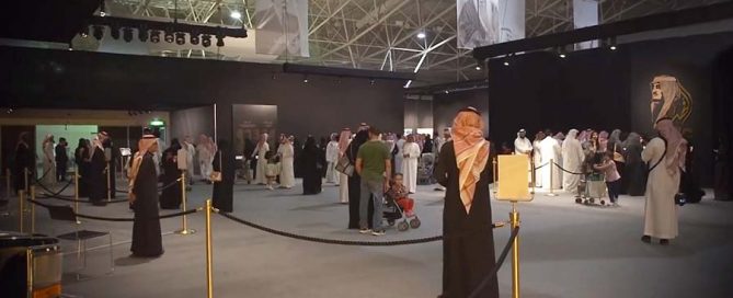 الآباء بصحبة الأبناء في زوايا المعرض يروون قصة الفهد