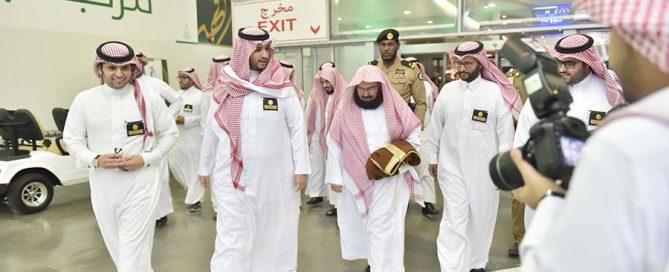 الأمير تركي بن محمد بن فهد مع الشيخ السديس في معرض روح القيادة