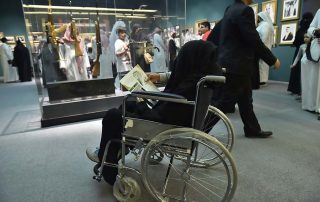 إنسانية من داخل المعرض أم عبد العزيز تزور المعرض على كرسي متحرك لإستعادة الذكريات