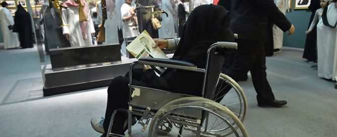 إنسانية من داخل المعرض أم عبد العزيز تزور المعرض على كرسي متحرك لإستعادة الذكريات