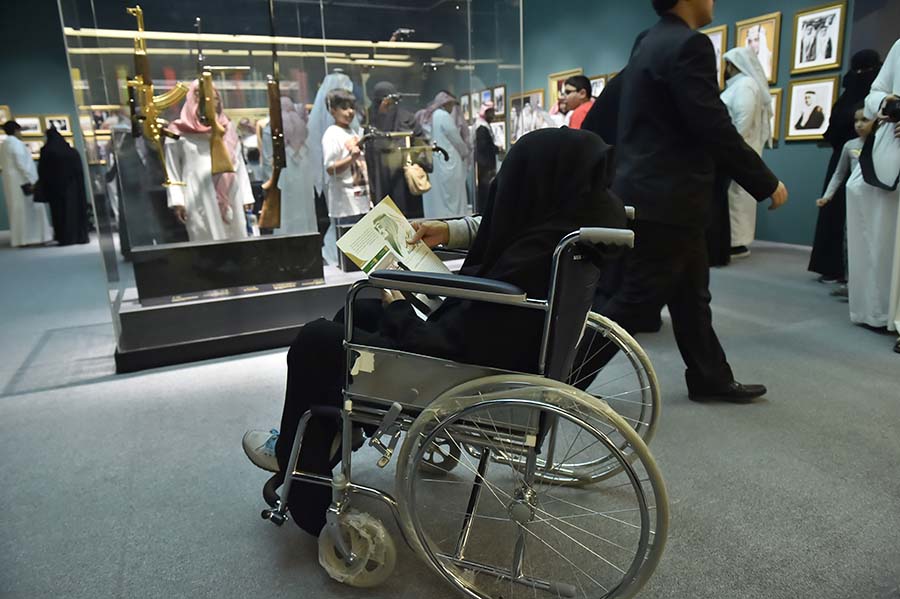 إنسانية من داخل المعرض أم عبد العزيز تزور المعرض على كرسي متحرك لإستعادة الذكريات