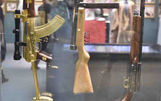 أسلحة الملك فهد رجل الحرب والسلام تلفت أنظار الزوار