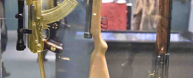 أسلحة الملك فهد رجل الحرب والسلام تلفت أنظار الزوار