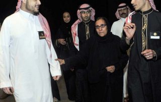 مسنة تبكي الملك فهد وحفيده يواسيها