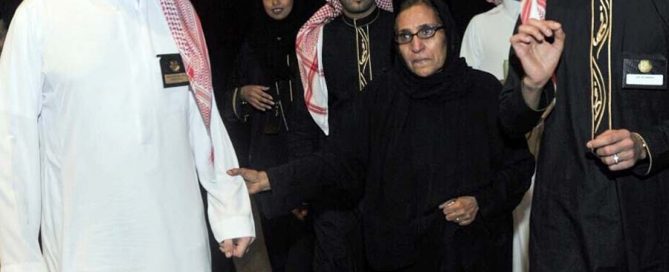 مسنة تبكي الملك فهد وحفيده يواسيها