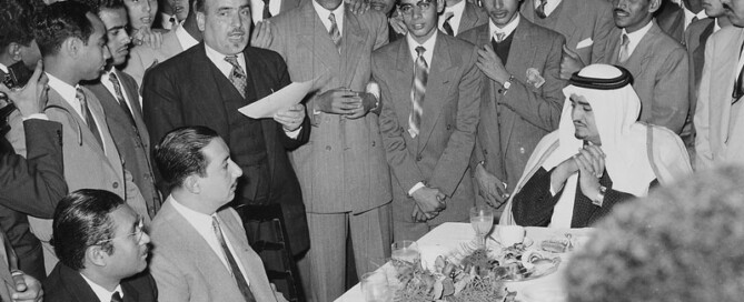 الملك فهد مع الطلاب