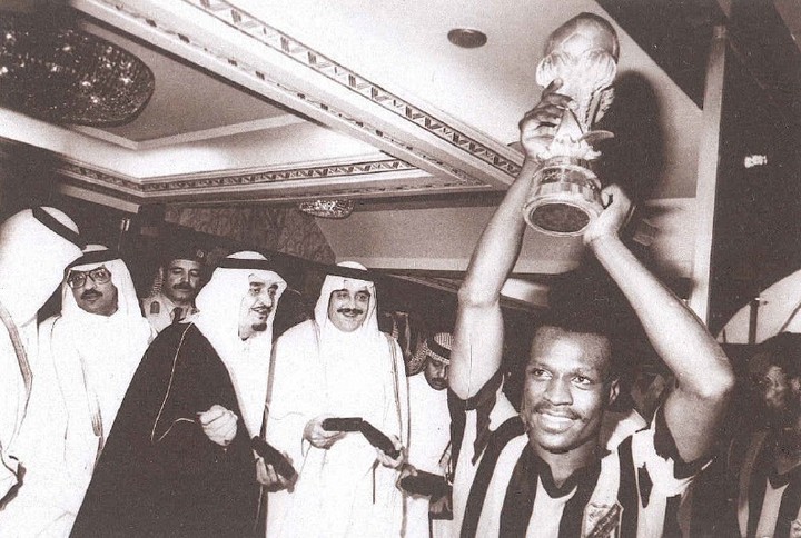 الفهد يسلم كأس الملك لكابتن نادي الاتحاد عام 1406 هـ/ 1986 م