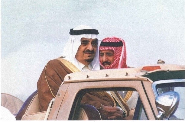 الفهد مع الملك سلمان في رحلة برية خارج الرياض، عام 1409هـ/ 1989م.