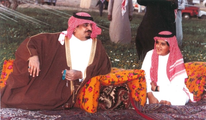 الفهد مع نجله الأمير عبدالعزيز بن فهد في المخيم الملكي بحفر الباطن، في عام 1406هـ / 1986م.