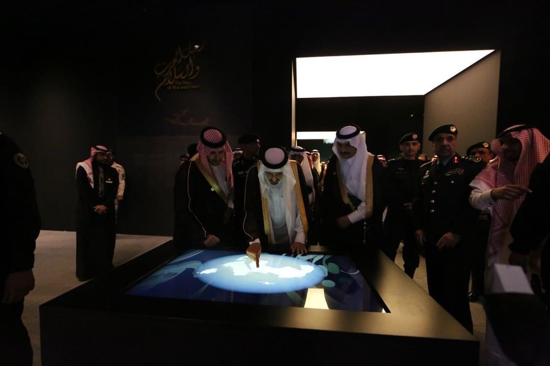 الملك سلمان أثناء جولته بمعرض روح-القيادة يتابع شاشة جهود الفهد للسلام في العالم ذاكرة معرض الرياض