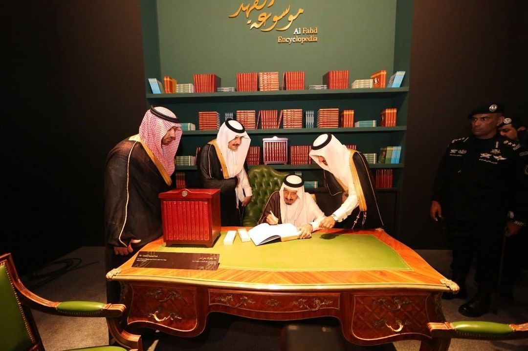 من ذاكرة-معرض الرياض وعلى مكتب الفهد يجلس الملك سلمان، حيث وقع على موسوعة الفهد في أول نسخة لها بأولى محطات معارض روح القيادة