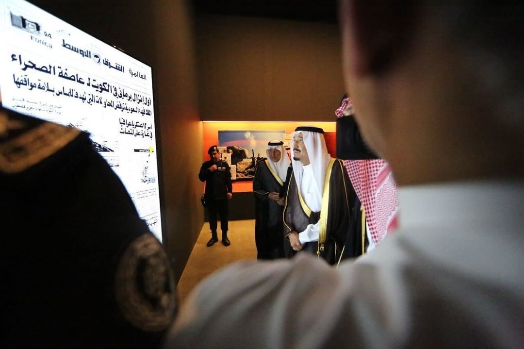 يقف الملك سلمان رجل الحزم متأملًا شاشة تفاعلية تستعرض عناوين الصحف إبان إطلاق الفهد لعاصفة الصحراء لتحرير الكويت.