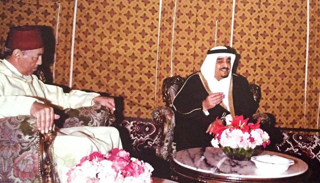 الفهد خلال اجتماع القمة الثلاثي الثاني الذي عُقد في بلدة العقيد لطيفي على الحدود الجزائرية-المغربية، ويظهر في الصورة الفهد والملك الحسن الثاني ملك المغرب عام 1987م.