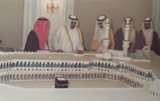 الفهد رحمه الله يقف على مجسم مشروع توسعة الحرم المكي عام 1409هـ، ولقي هذا المشروع اهتماماً خاصاً منه