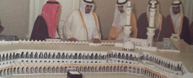 الفهد رحمه الله يقف على مجسم مشروع توسعة الحرم المكي عام 1409هـ، ولقي هذا المشروع اهتماماً خاصاً منه