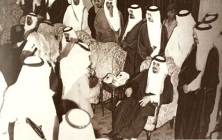 الفهد أثناء المبايعة بتوليه الحكم في الرياض ذلك عام 1402/ 1982م. 