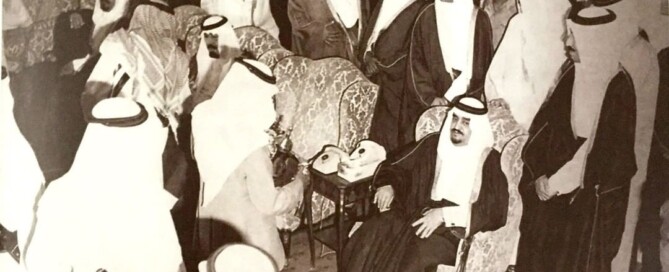 الفهد أثناء المبايعة بتوليه الحكم في الرياض ذلك عام 1402/ 1982م.