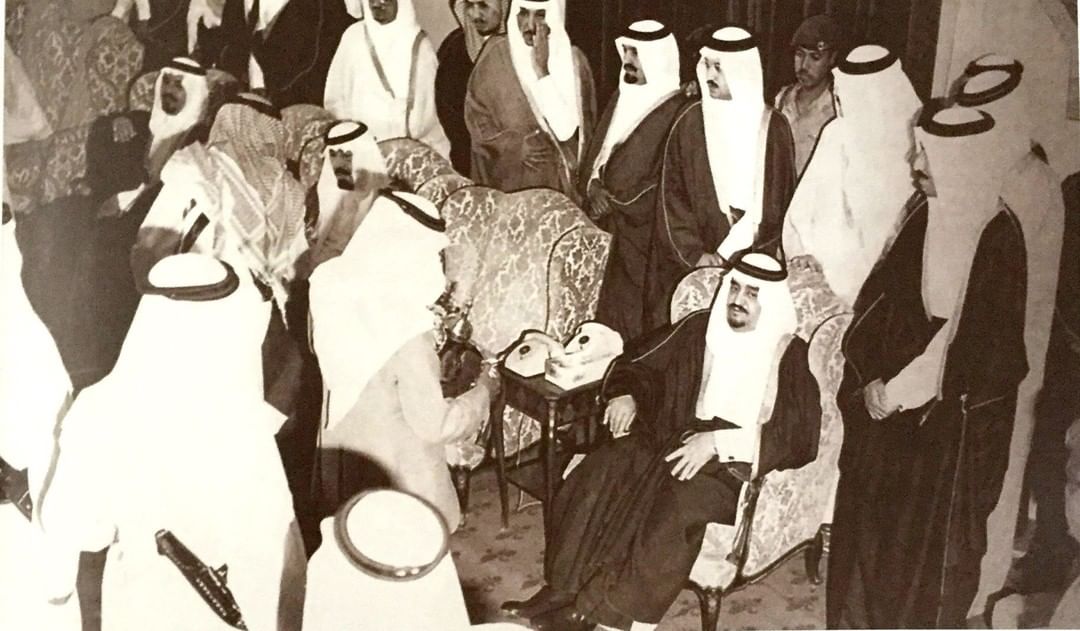 الفهد أثناء المبايعة بتوليه الحكم في الرياض ذلك عام 1402/ 1982م. 