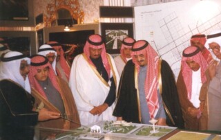 الفهد يستعرض عددًا من المشاريع التنموية في مدينة الرياض وبجانبة الملك سلمان (أمير منطقة الرياض أنذاك) وبجانبه الأمير عبدالعزيز بن فهد وذلك في عام 1406 هـ