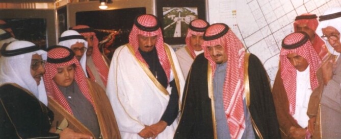 الفهد يستعرض عددًا من المشاريع التنموية في مدينة الرياض وبجانبة الملك سلمان (أمير منطقة الرياض أنذاك) وبجانبه الأمير عبدالعزيز بن فهد وذلك في عام 1406 هـ