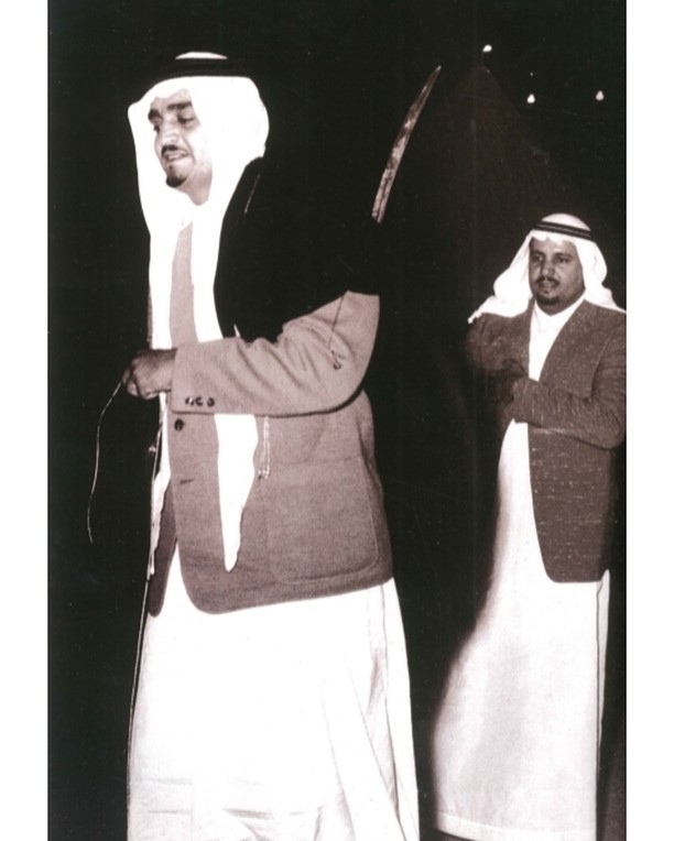 أوائل الستينات الميلادية الأمير الفهد وزير الداخلية وخلفه الأمير عبدالرحمن بن عبدالعزيز يؤديان العرضة السعودية في إحدى المناسبات