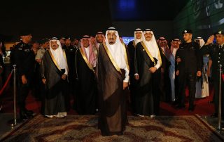 الملك سلمان يفتتح معرض الفهد روح القيادة