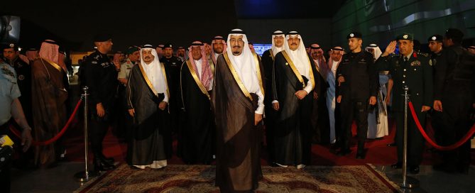 الملك سلمان يفتتح معرض الفهد روح القيادة