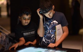 براءة الأطفال تداعب المقتنيات في معرض " الفهد .. روح القيادة"