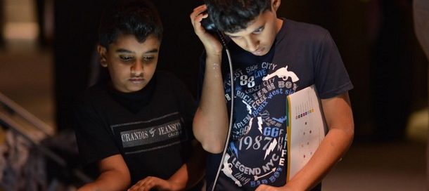 براءة الأطفال تداعب المقتنيات في معرض " الفهد .. روح القيادة"