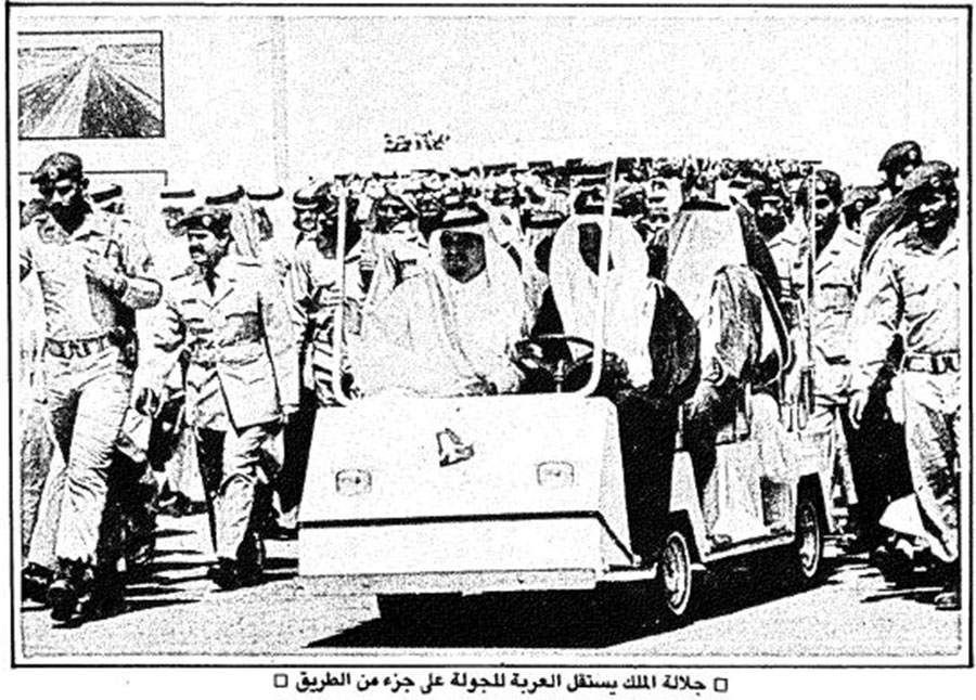 جلالة الملك فهد يستقل العربة للجولة على جزء من طريق الملك فهد أثناء حفل افتتاحه