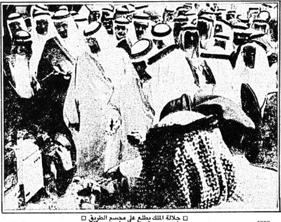 جلالة الملك فهد يطلع على مجسم طريق الملك فهد