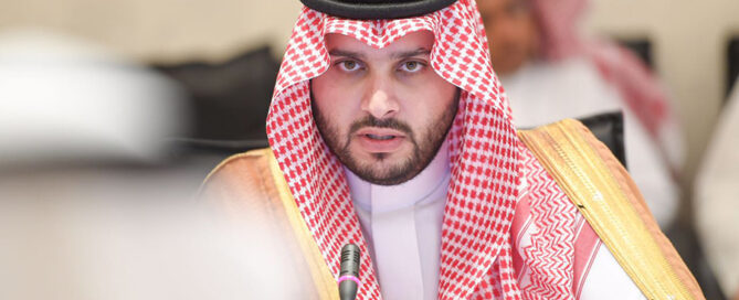 سمو الأمير تركي بن محمد بن فهد يطلق عددًا من المبادرات الإنسانية والتنموية في جامعة الأمير محمد بن فهد