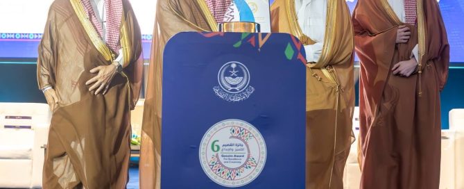 الأمير تركي بن محمد بن فهد والأمير عبدالعزيز بن محمد بن فهد يتسلّمان جائزة القدوة الحسنة لمؤسسة الأمير محمد بن فهد للتنمية الإنسانية