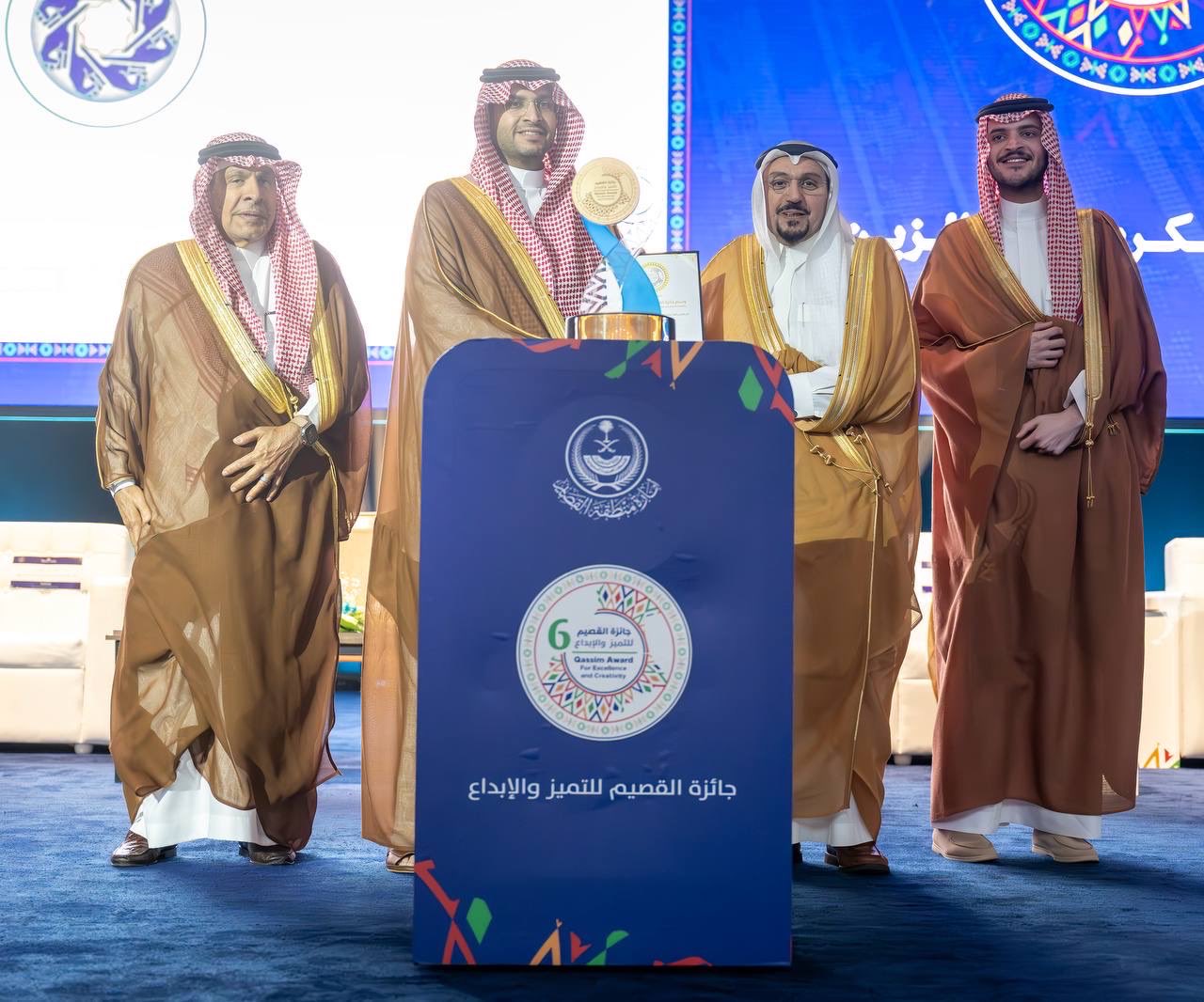 الأمير تركي بن محمد بن فهد والأمير عبدالعزيز بن محمد بن فهد يتسلّمان جائزة القدوة الحسنة لمؤسسة الأمير محمد بن فهد للتنمية الإنسانية